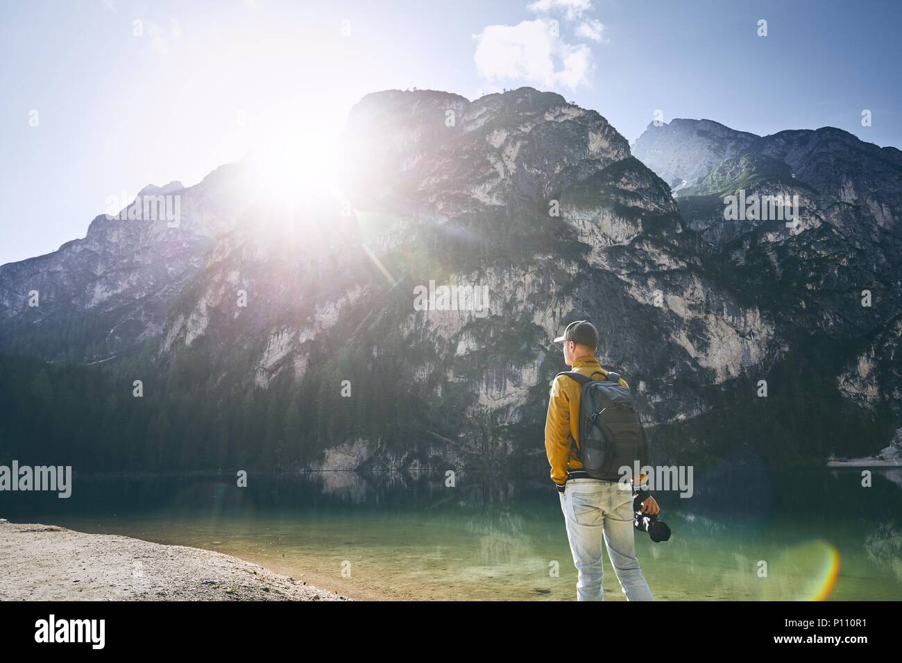 Junge Fotografen, die Kamera gegen See Pragser und Berge bei Sonnenaufgang. Dolomiten, Italien Stockfoto