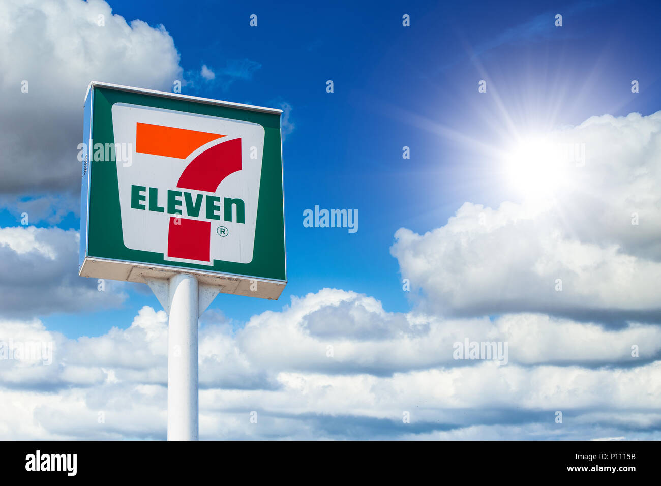 7-Eleven Store anmelden hohe Banner 7-11 ist der weltweit größte Franchisegeber von Convenience Stores und in Japan mit Sieben&I Holdings in einigen Branchen-Osaka Stockfoto