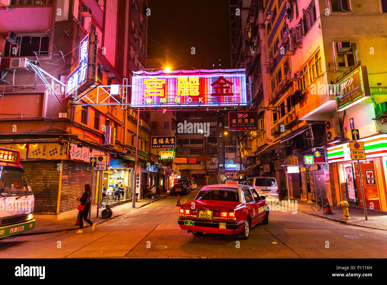 Bunte neon night street Road in Hongkong reisen Sehenswürdigkeiten in HONG KONG Mongkok ablenken, November 2017. Stockfoto