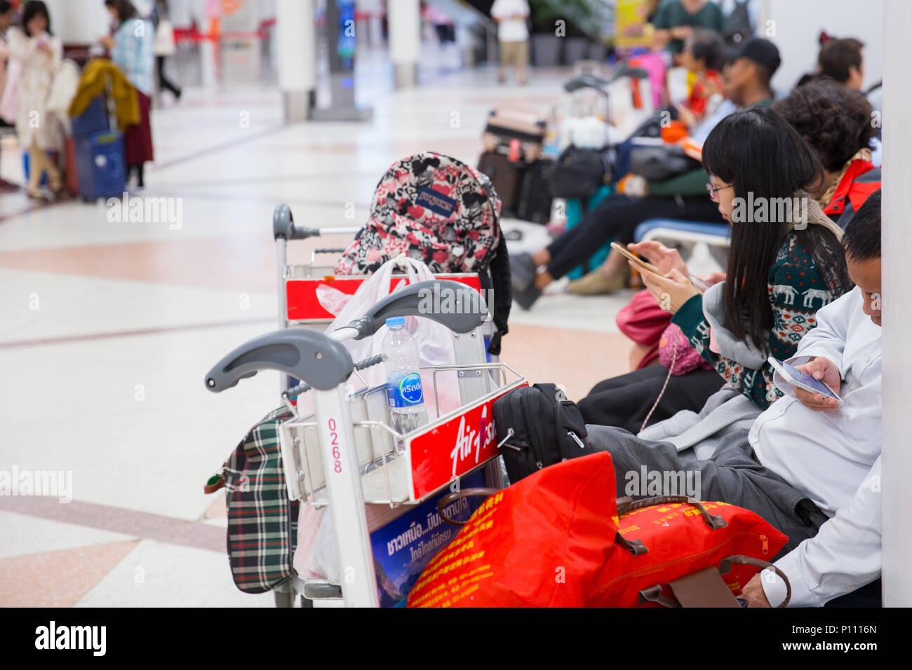 Touristische warten am Flughafen von verspäteten Flug Chiangmai Thailand November 2017. Stockfoto