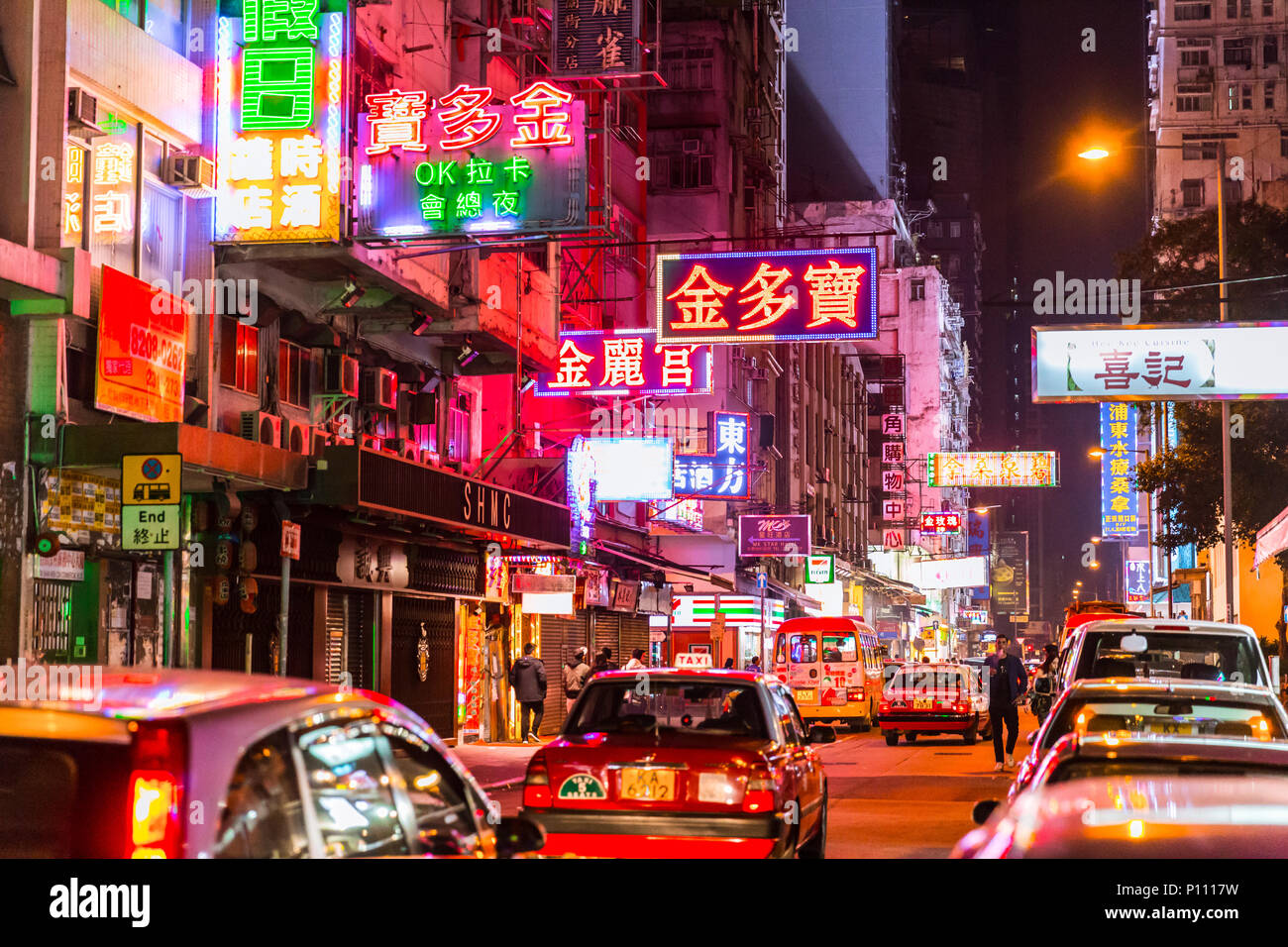 Bunte neon night street Road in Hongkong reisen Sehenswürdigkeiten in HONG KONG Mongkok ablenken, November 2017. Stockfoto