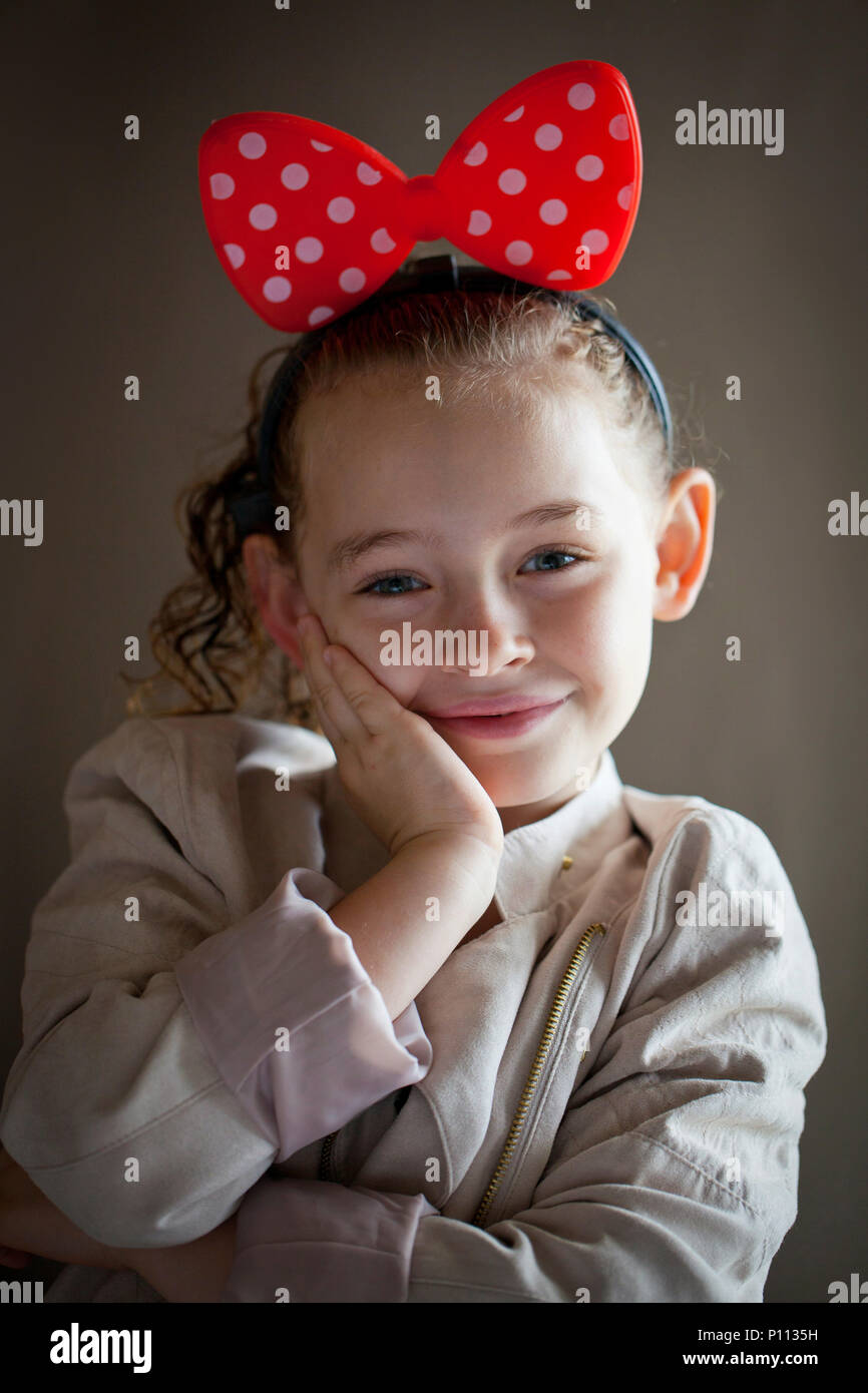 Ein Mädchen mit Minny Mouse style Bug hairclip Stockfoto