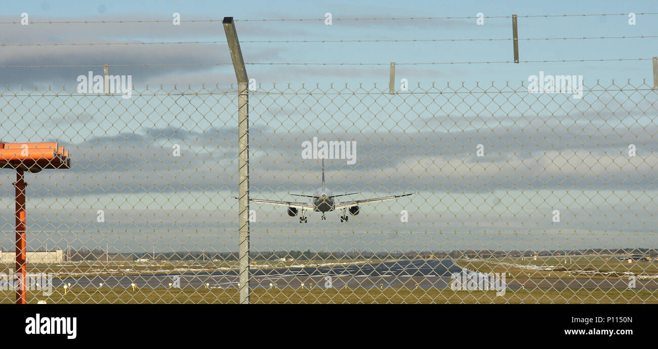 Flugzeug landet auf dem Flughafen Stockfoto