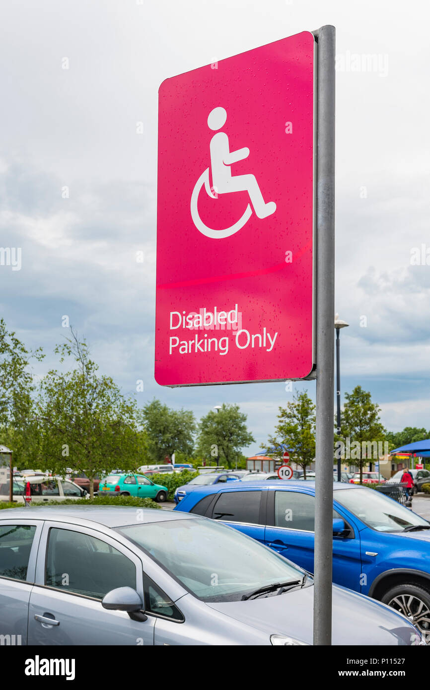 Nur Behinderte Parken Schild in einem Einkaufszentrum Parkplatz in England, Großbritannien. Behindertenparkplätze. Stockfoto