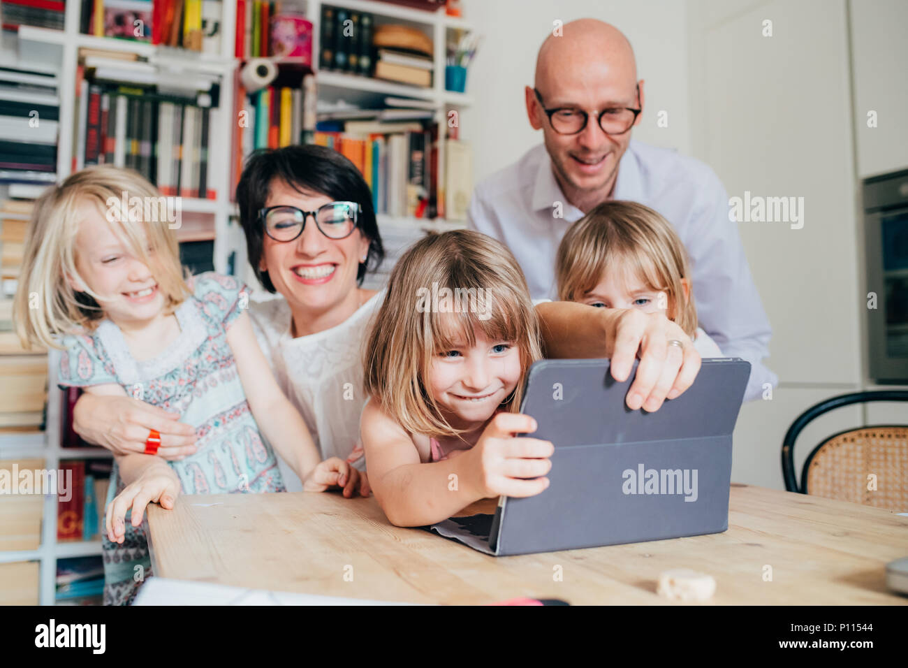 Familie mit drei Kindern indoor mit Tablet-Zweisamkeit, Technologie, Unterhaltung Konzept Stockfoto