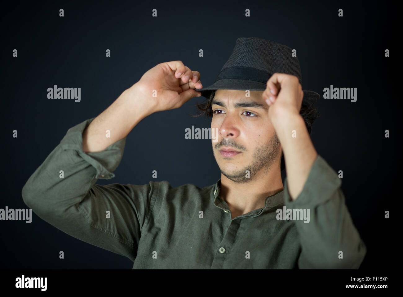Der junge Mann mit Hut Stockfoto