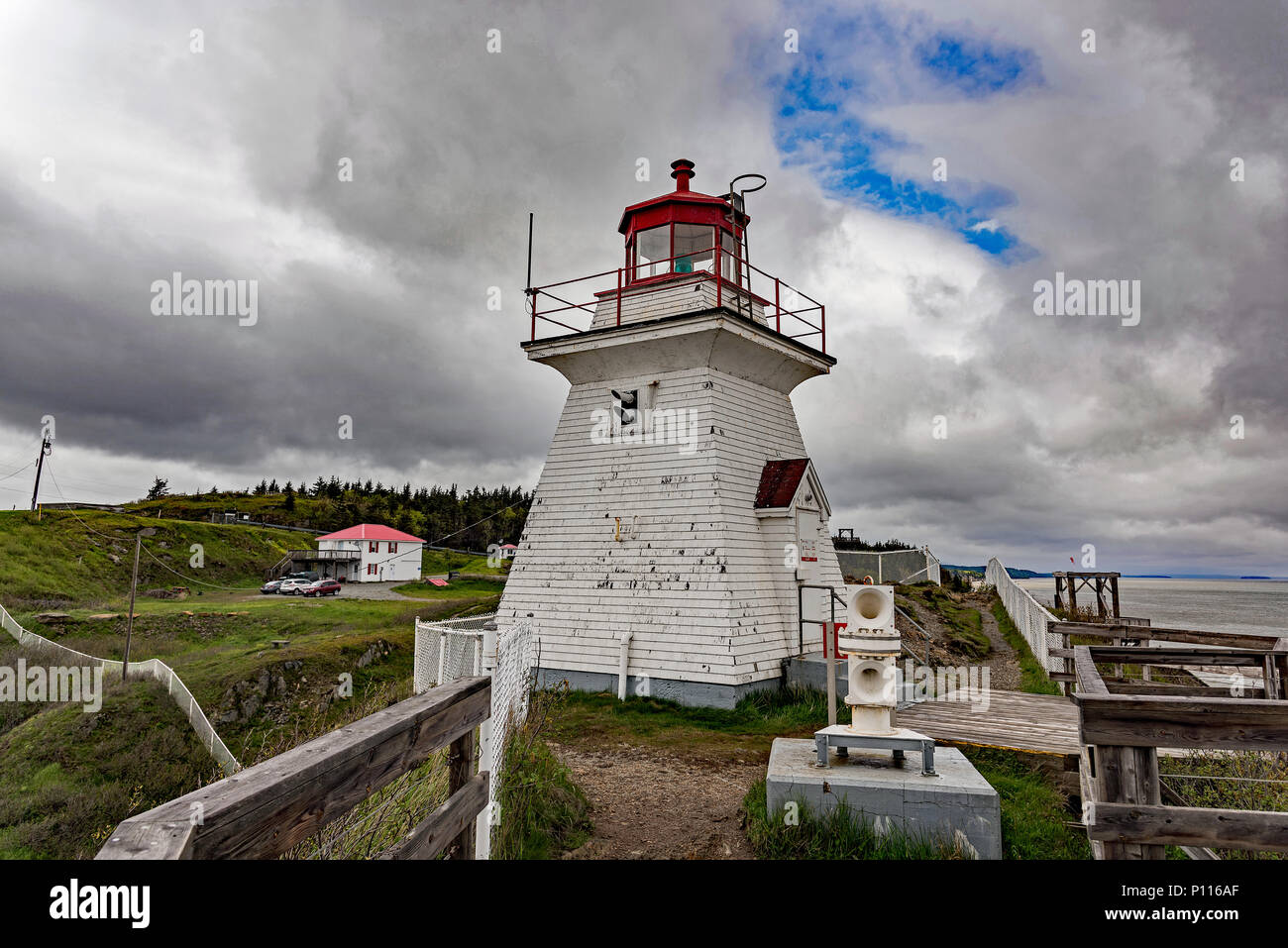 Kap Wutanfall Leuchtturm, New Brunswick, Kanada. Blick von vorne und hinten. Unbemannten Leuchtturm. Stockfoto