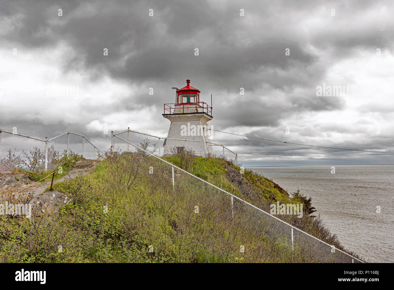 Kap Wutanfall Leuchtturm, New Brunswick, Kanada. Blick von vorne und hinten. Unbemannten Leuchtturm. Stockfoto