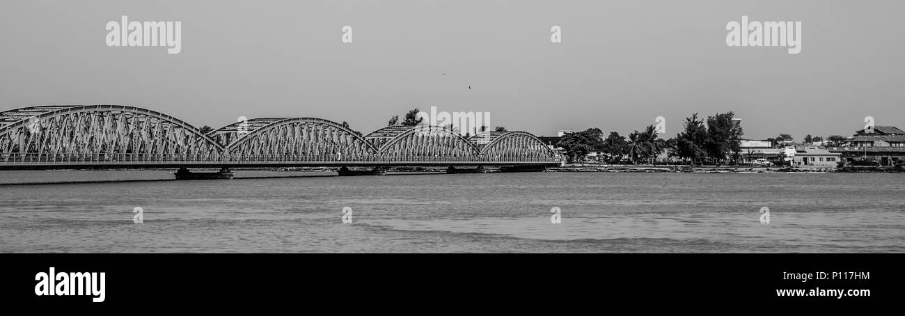 Schwarze und weiße Panorama der Faidherbe Brücke über Senegal Fluss eröffnete im Jahr 1897 Stockfoto