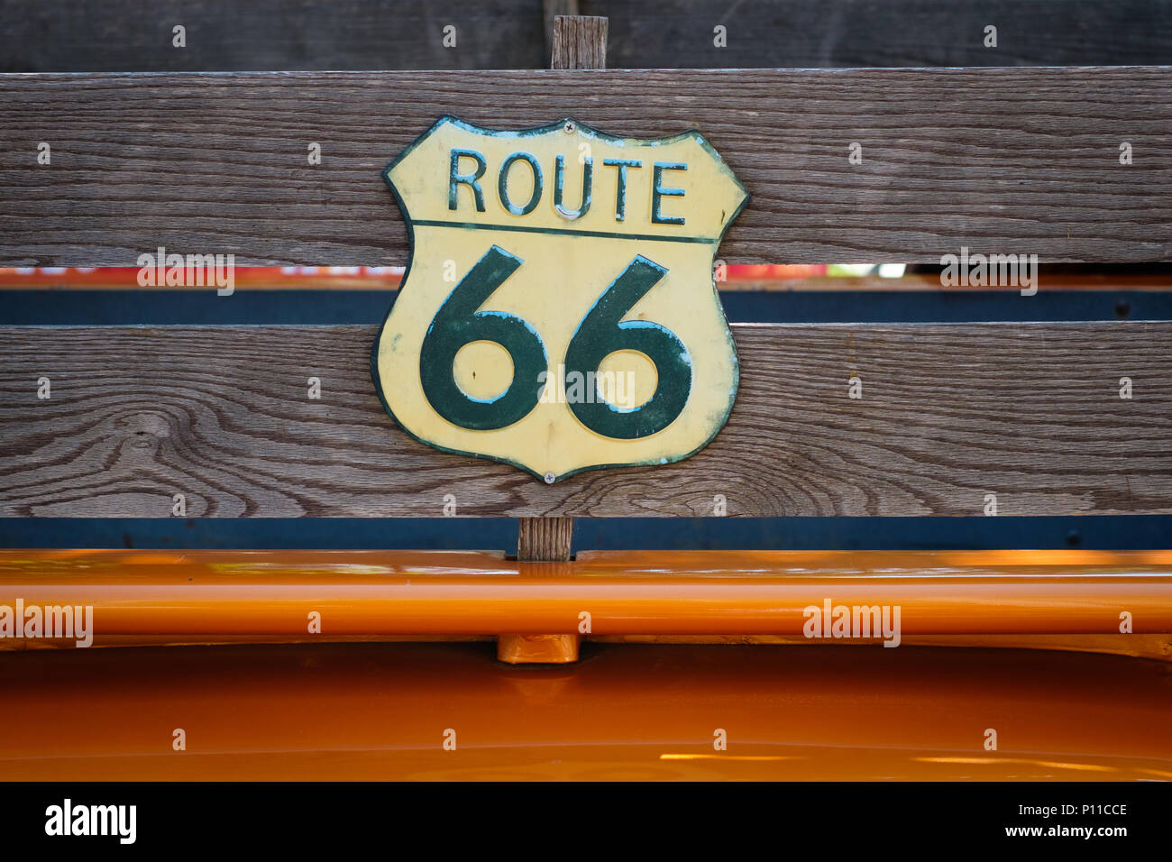 Vintage Route 66 Schild auf Holzbohlen der Pickup Truck Stockfoto