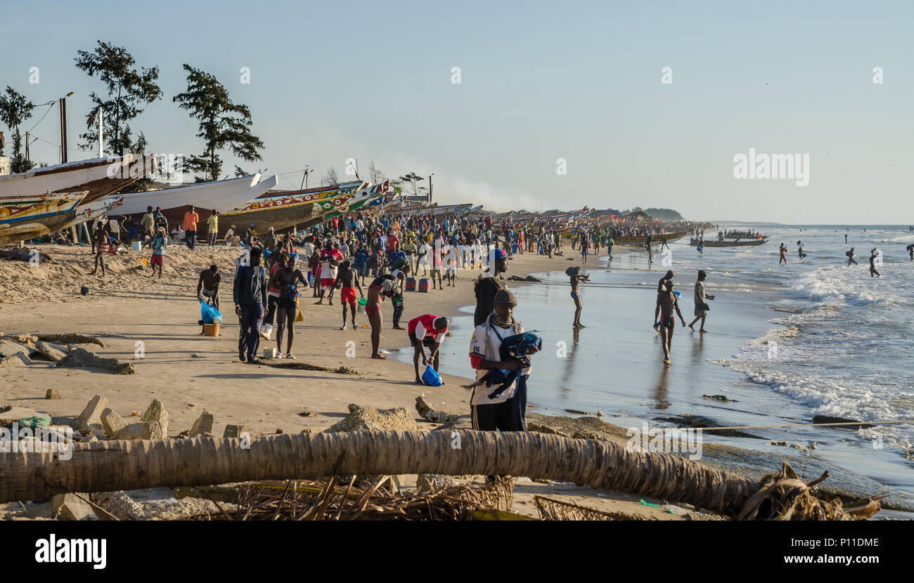 Rückkehr der Fischer in hölzerne Boote am Strand in der Casamance Stockfoto
