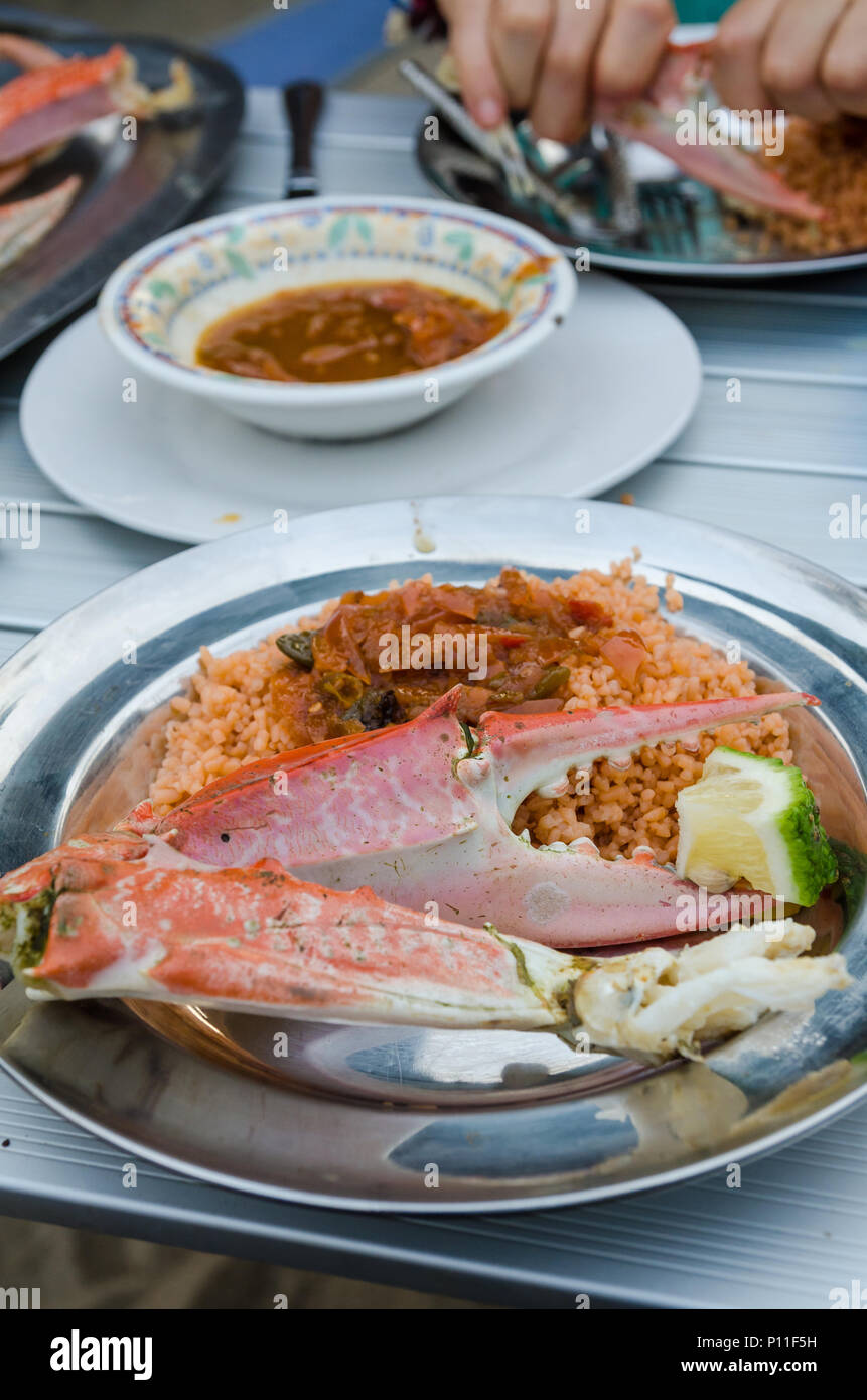 Riesige Gegrillte Krabben serviert bei kleinen Restaurant am Strand des Tokeh Strand, Sierra Leone, Afrika Stockfoto