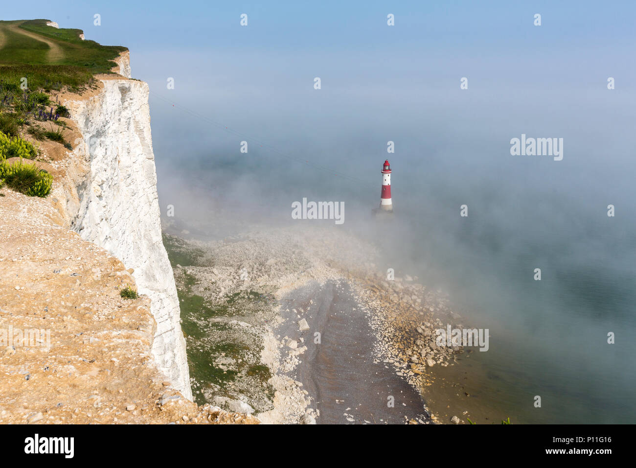 Misty Leuchtturm im Beachy Head Klippen, Eastbourne, Chalk Landspitze in East Sussex, England, Großbritannien Stockfoto