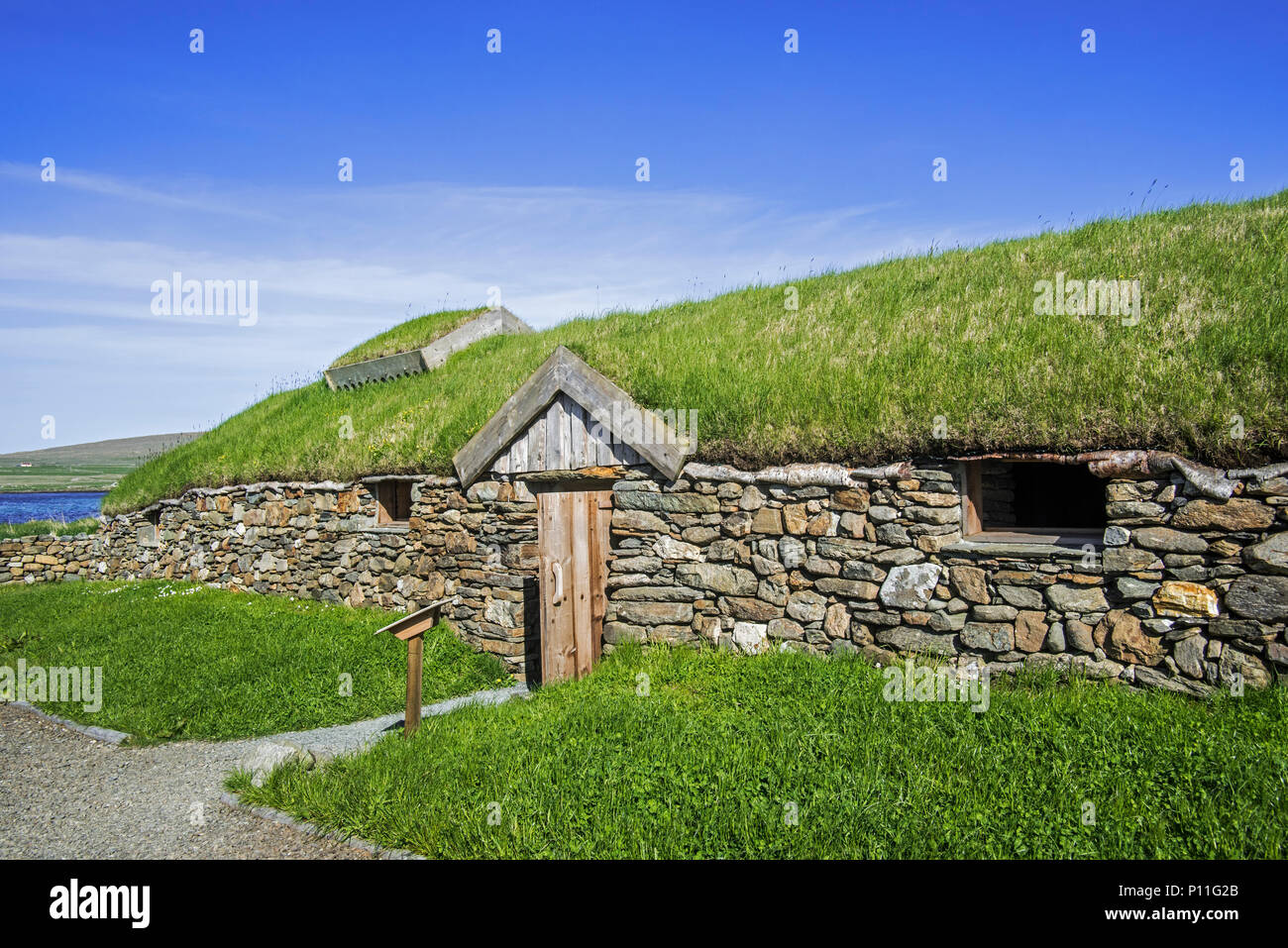 Replik der Nordischen Wikinger langhaus an Brookpoint, Unst, Shetlandinseln, Schottland, Großbritannien Stockfoto