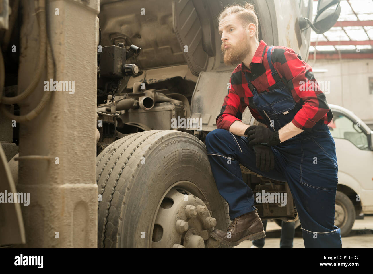 Mechaniker Denken über Lkw-Reparatur Stockfoto