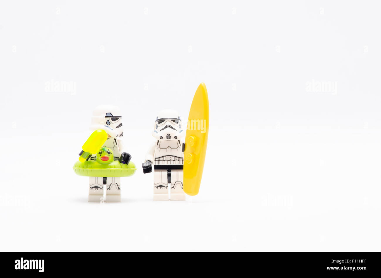 Mini Abbildung von Storm troopers Holding Eis und Surfen. Lego Minifiguren sind von der Lego Gruppe hergestellt. Stockfoto