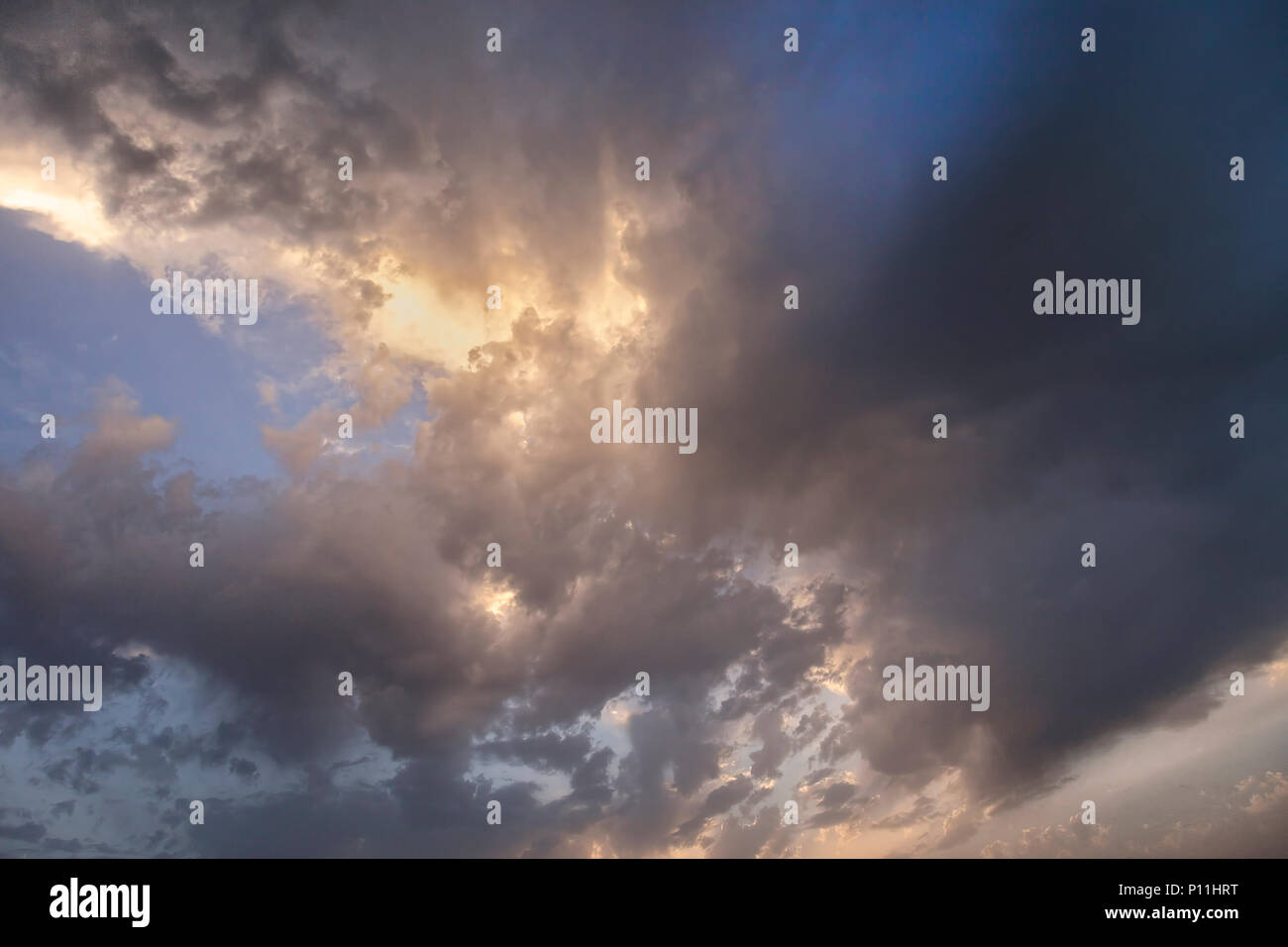 Cloudscape bei Sonnenuntergang. Dramatische Himmel. Isoliert. Stock Bild. Stockfoto