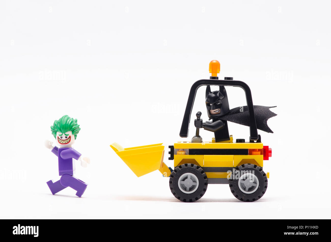 Mini Abbildung von Batman fahren Radlader jagen Joker. Lego Minifiguren sind von der Lego Gruppe hergestellt. Stockfoto