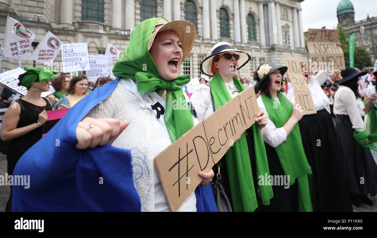 Frauen, die für die Abtreibung Reform in Nordirland an Artwork die Prozessionen' März, in Belfast, wie sie Mark 100 Jahre seit der Vertretung der Menschen handeln, die der erste britische Frauen gaben das Wahlrecht für ein öffentliches Amt. Stockfoto