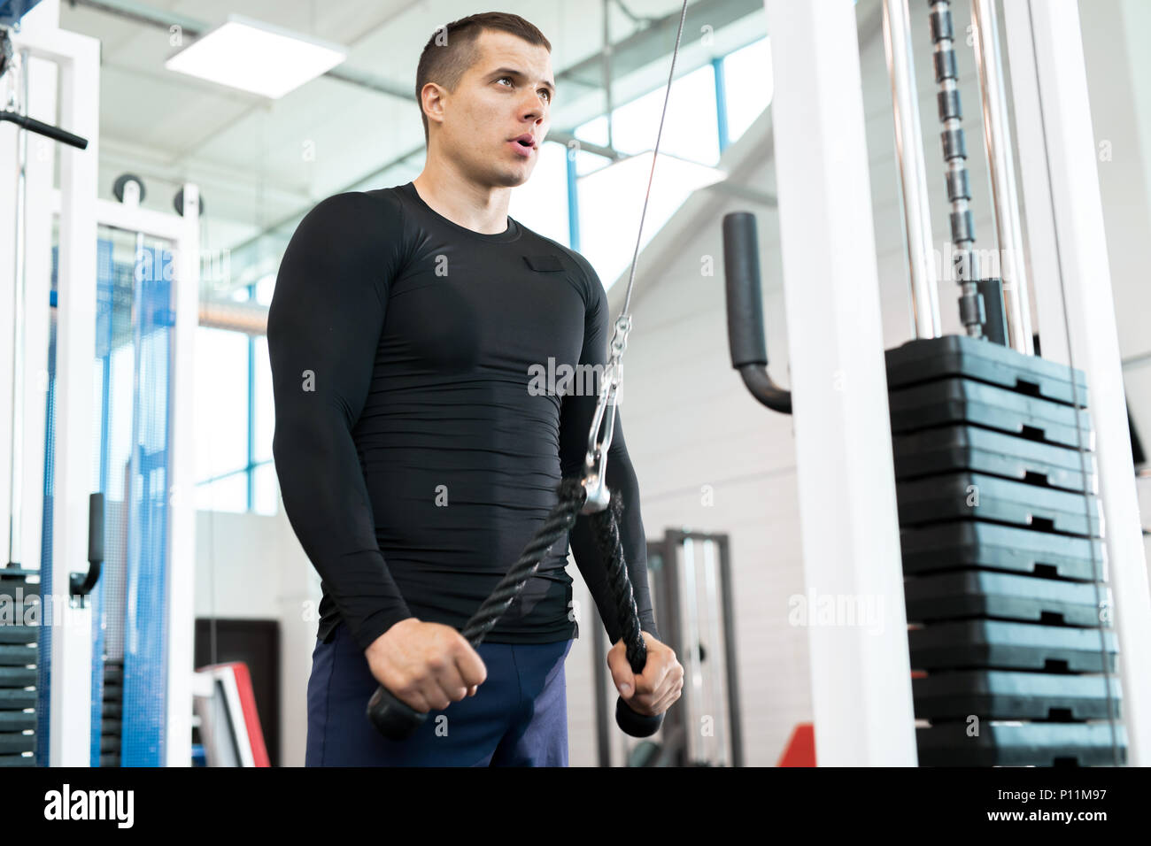 Mann, training im Fitness-Studio Stockfoto