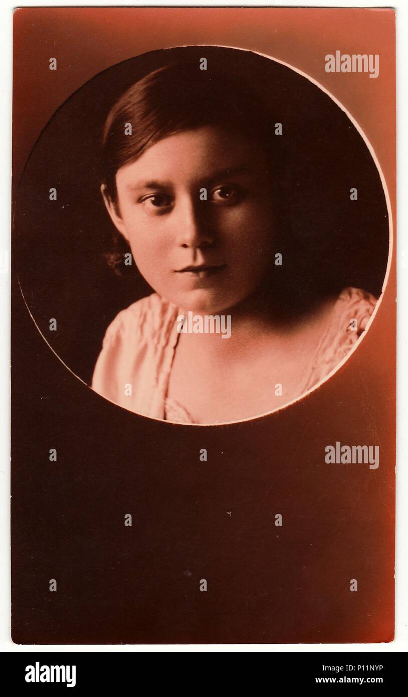HODONIN, der Tschechoslowakischen Republik - Dezember 19, 1928: Vintage studio Portrait zeigt junge Mädchen. Antik schwarz weiß Foto Portrait hat runde Form mit Sepia Tönung. Stockfoto
