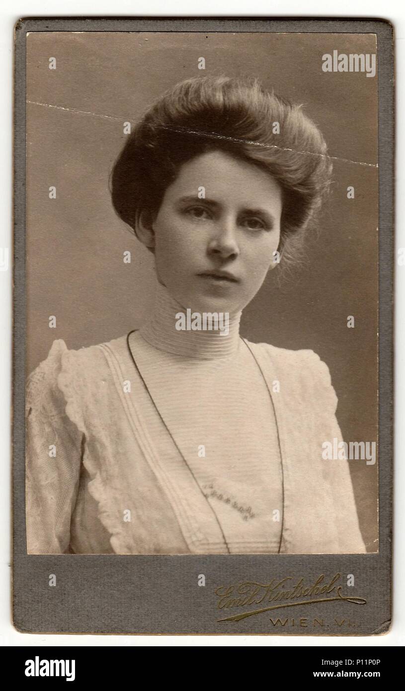 WIEN, Österreich - Ungarn - ca. 1915: Vintage cabinet Karte zeigt Frau mit viktorianischen und edwardianischen Frisur. Antik schwarz weiß Foto. Stockfoto