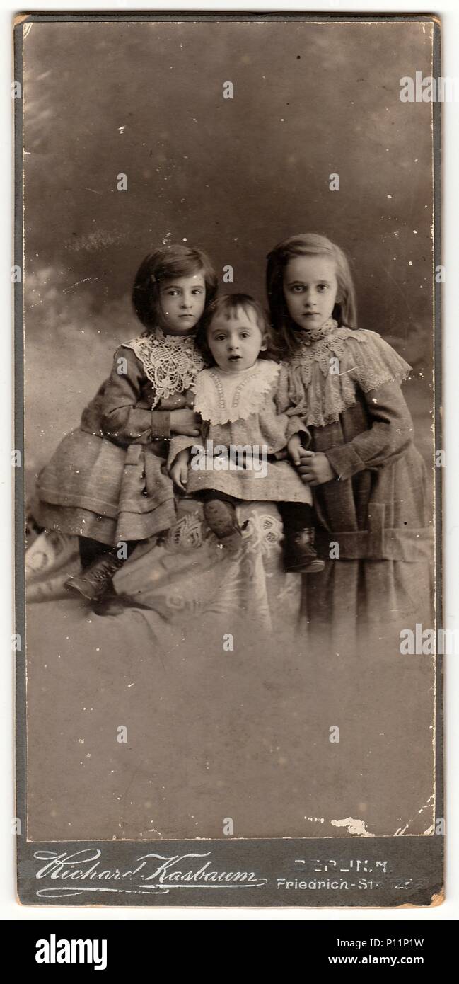 BERLIN, DEUTSCHLAND - ca. 1905: ein Jahrgang Kabinett Karte zeigt niedliche Kinder Mädchen. Antik schwarz weiß Foto. Stockfoto