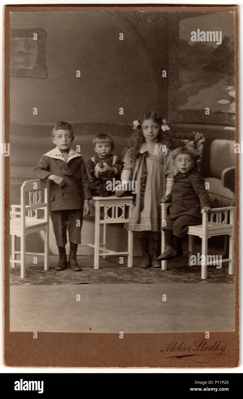 HODONIN, Österreich - Ungarn - um 1910: Vintage cabin Karte zeigt eine Gruppe von Kindern. Antik schwarz weiß Foto wurde im Studio aufgenommen. Stockfoto