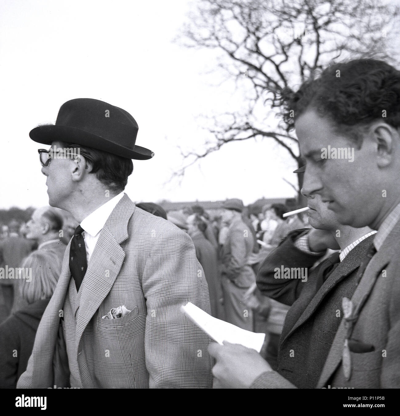 1958, Mai, gut gekleideten Mann Rennen goers außerhalb an einem Punkt-zu-Punkt amateur Pferd Rennen treffen in Penshurst, Edenbridge, England, UK. Stockfoto