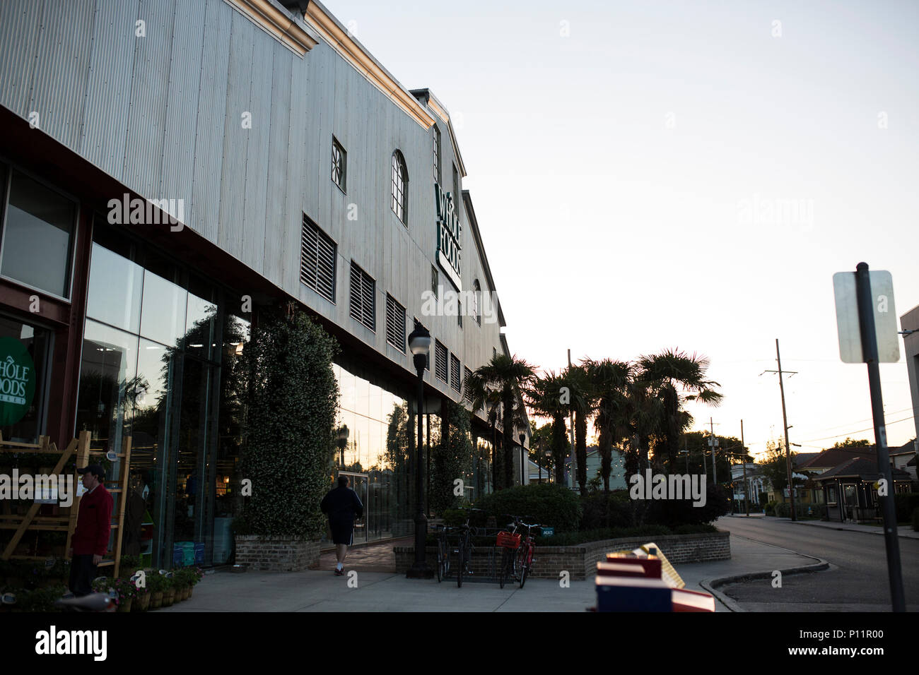 Whole Foods Market auf Magazine Street in New Orleans, Louisiana, an den Goldenen Stunde. Stockfoto