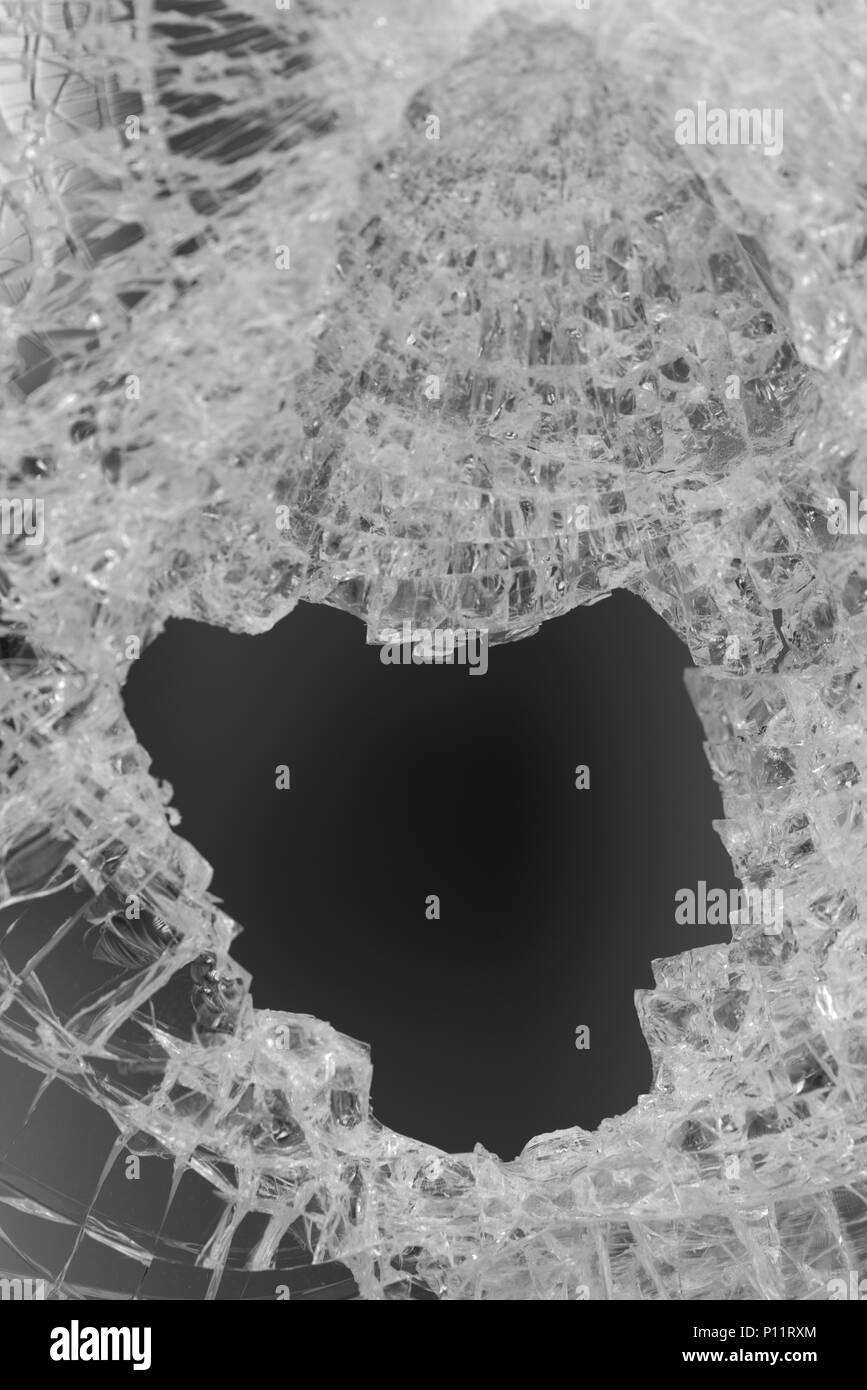Nahaufnahme von einem schwarzen Loch in der Mitte ein zerbrochenes Glas Stockfoto