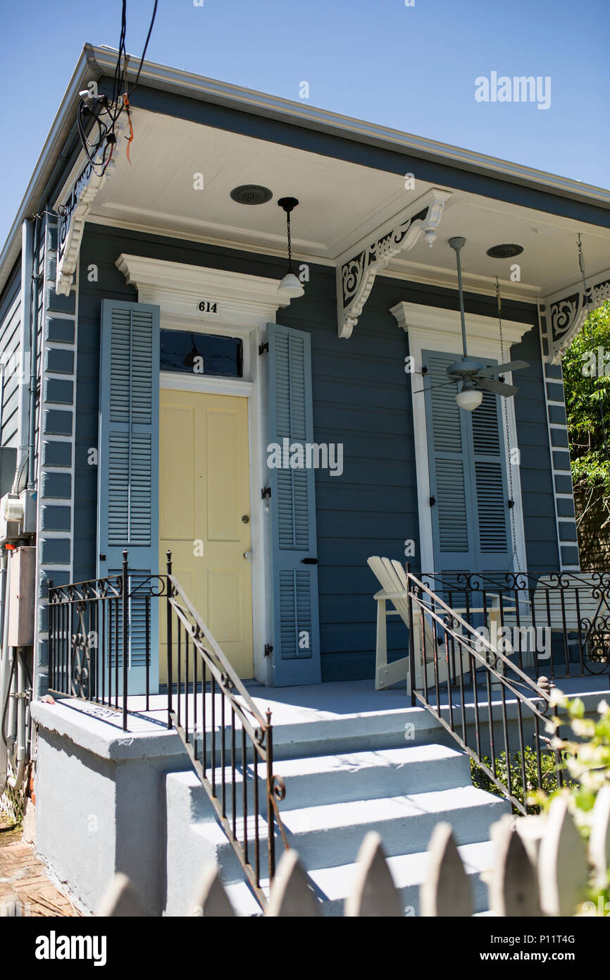 Architektonisches Detail auf eine Schrotflinte Haus im französischen Viertel von New Orleans, Louisiana, USA. Stockfoto