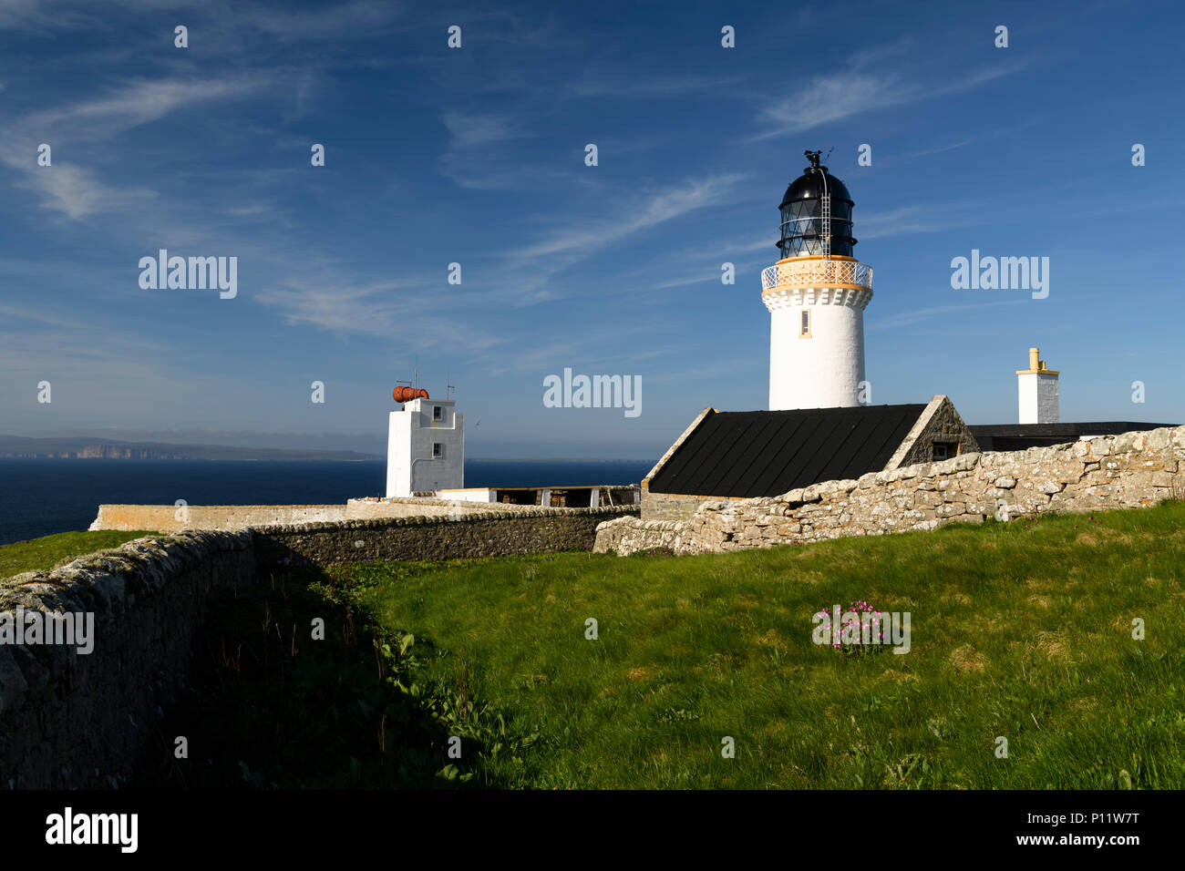 Dunnett Head Lighthouse auf dunnett Kopf, Caithness, Schottland, der nördlichste Punkt auf dem Festland Großbritannien. 23. Mai 2018 Stockfoto