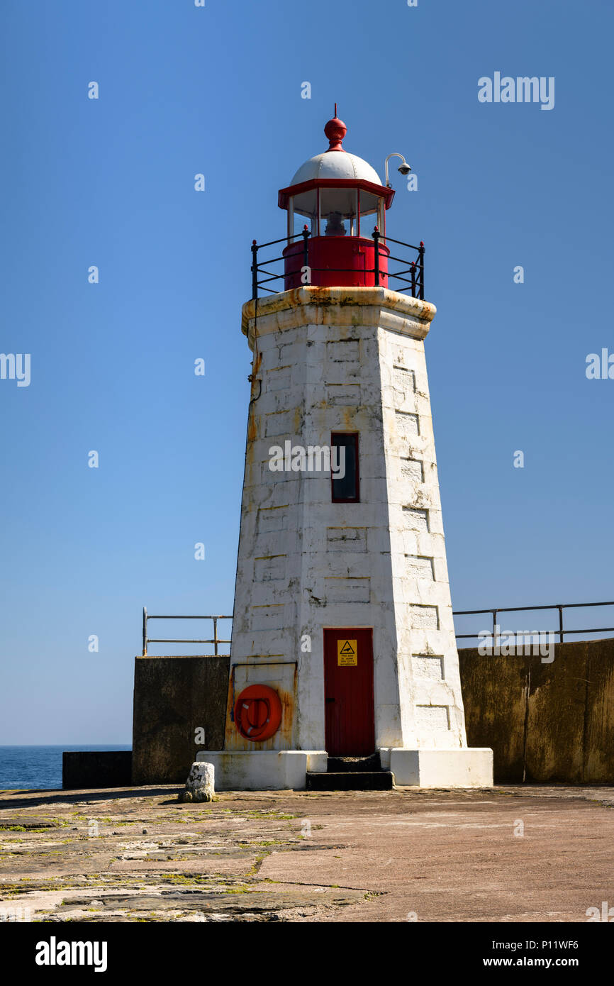 Der Leuchtturm an der Einfahrt zum Hafen von Lybster, in Caithness, an der Nord-Ost-Küste von Schottland. 24. Mai 2018 Stockfoto