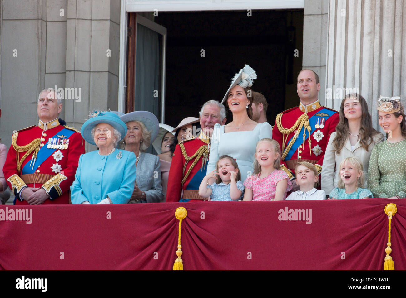 Die königliche Familie an der die Farbe heute in London Trooping. Der Herzog und die Herzogin von Sussex haben die Königin für die die Farbe Parade ihren 92. Geburtstag zu markieren. Drucken Harry und Meghan Markle, der letzten Monat geheiratet, kamen als Teil der Beförderung Prozession. Große Menschenmassen Zuschauer versammelten Samstag Zeremonie, die sah, rund 1.000 Soldaten März auf Horse Guards Parade in Whitehall zu beobachten. Stockfoto