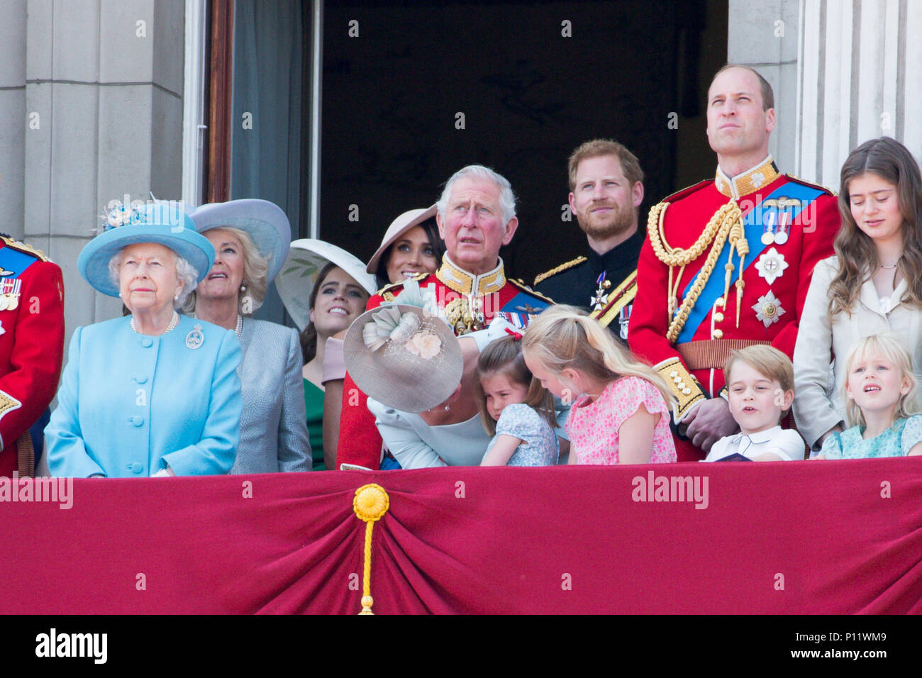 Die königliche Familie an der die Farbe heute in London Trooping. Der Herzog und die Herzogin von Sussex haben die Königin für die die Farbe Parade ihren 92. Geburtstag zu markieren. Drucken Harry und Meghan Markle, der letzten Monat geheiratet, kamen als Teil der Beförderung Prozession. Große Menschenmassen Zuschauer versammelten Samstag Zeremonie, die sah, rund 1.000 Soldaten März auf Horse Guards Parade in Whitehall zu beobachten. Stockfoto
