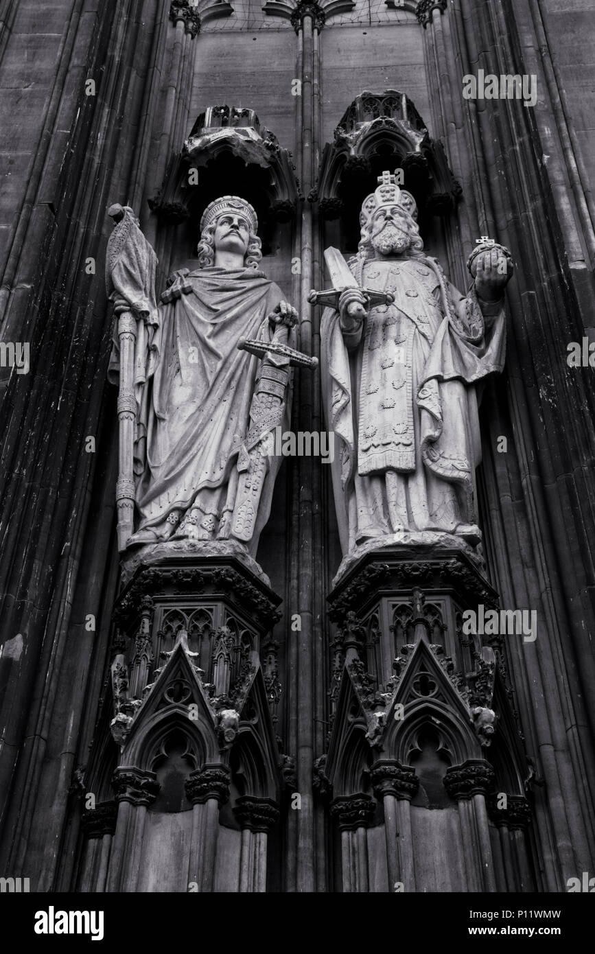 An der westlichen Portal des Kölner Doms sind diese beiden berühmten Persönlichkeiten der Geschichte: Konstantin der Große (links) und Karl (rechts). Die Statuen sind aus Kalkstein vom Künstler Peter Fuchs ca. 1870 hergestellt. Die Restaurierung fand im Jahr 2005 statt. Stockfoto