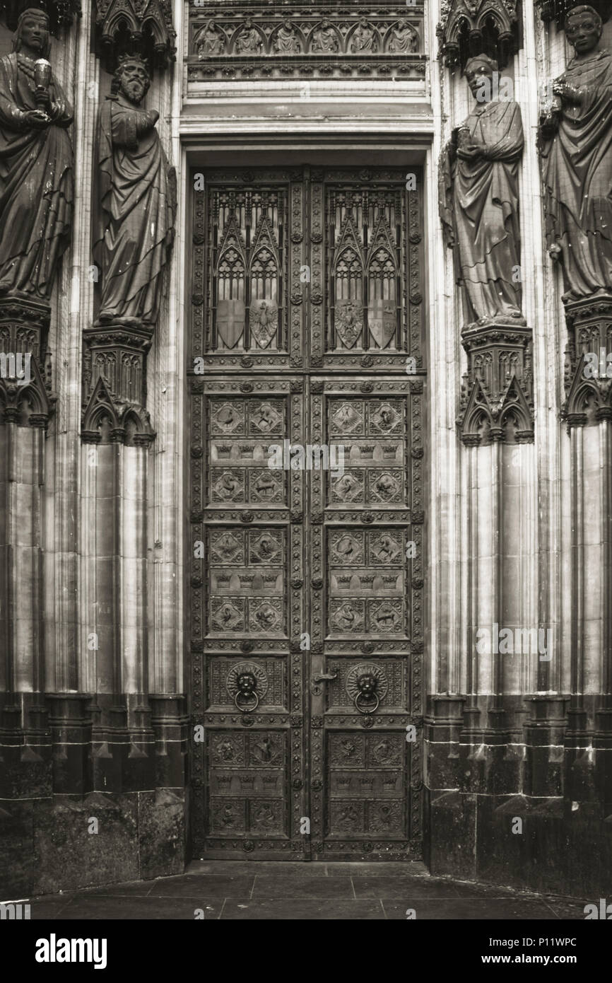 Das Nordportal der Westfassade ist auch 'Portal der Heiligen Drei Könige' genannt. Die Statuen, von denen Peter Fuchs in den Jahren 1872-1880 geformt. Die Regierungschefs waren meist während des zweiten Weltkriegs zerstört und von Elisabeth Baumeister-Bühler in den Jahren 1958-1960 erneuert. Stockfoto
