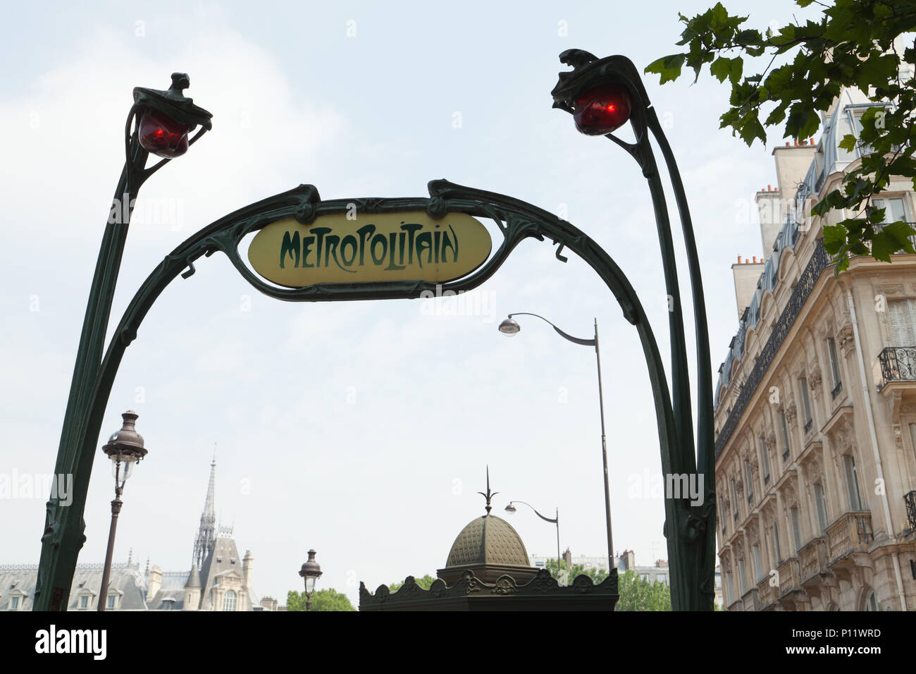Blick auf den Hector Guimard Eingang zum Saint-Michel Pariser Métro, Frankreich. Stockfoto