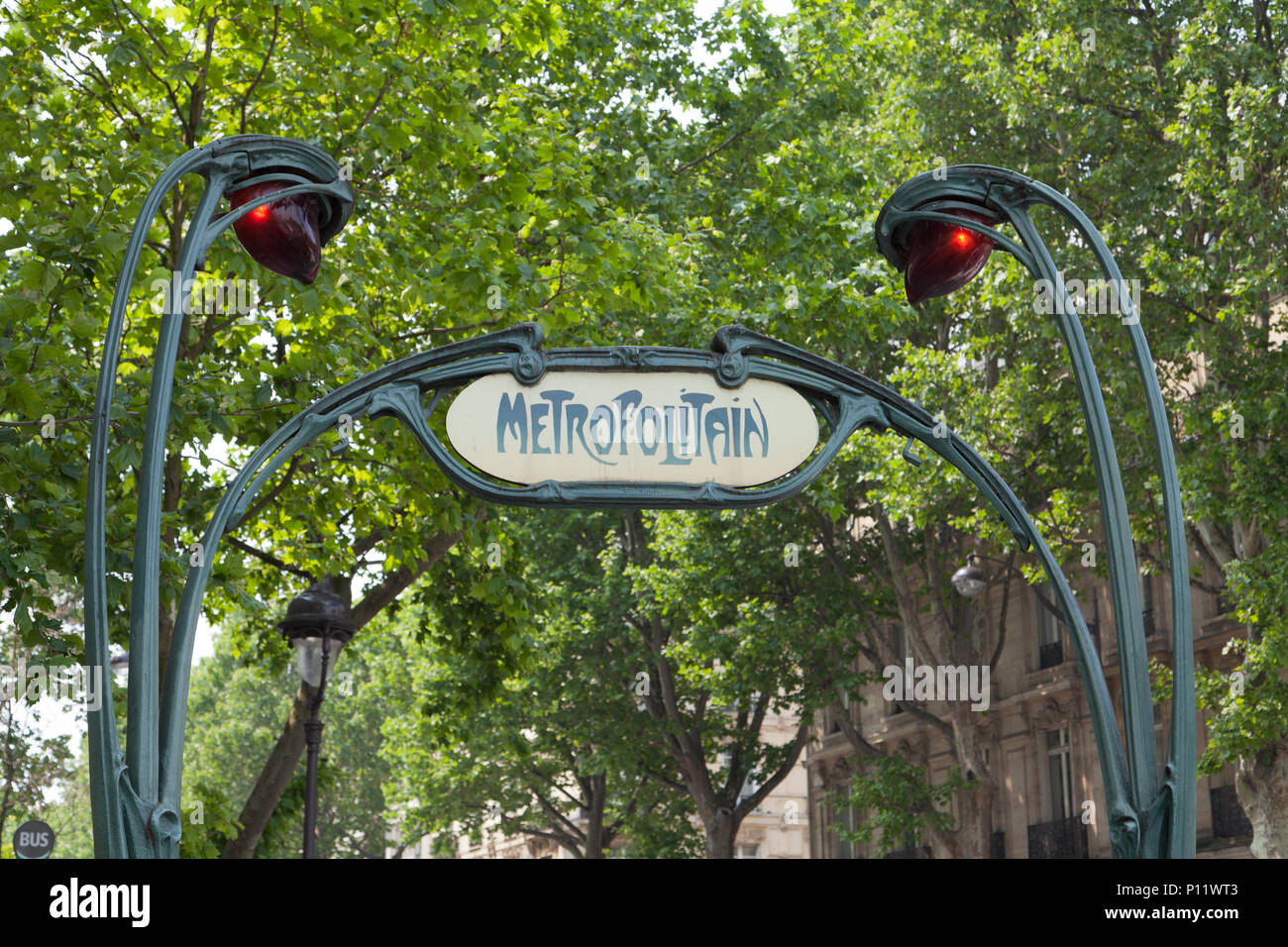 Blick auf den Hector Guimard Eingang zum Saint-Michel Pariser Métro, Frankreich. Stockfoto