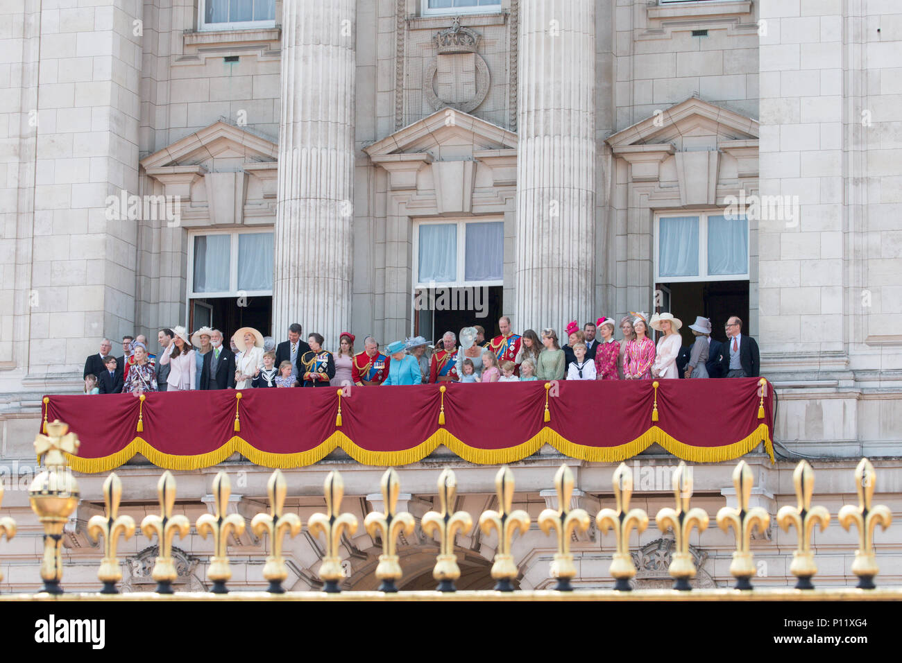 Die königliche Familie auf dem Balkon des Buckingham Palace beobachten die Flypast an der die Farbe heute in London Trooping. Der Herzog und die Herzogin von Sussex haben die Königin für die die Farbe Parade ihren 92. Geburtstag zu markieren. Drucken Harry und Meghan Markle, der letzten Monat geheiratet, kamen als Teil der Beförderung Prozession. Große Menschenmassen Zuschauer versammelten Samstag Zeremonie, die sah, rund 1.000 Soldaten März auf Horse Guards Parade in Whitehall zu beobachten. Stockfoto