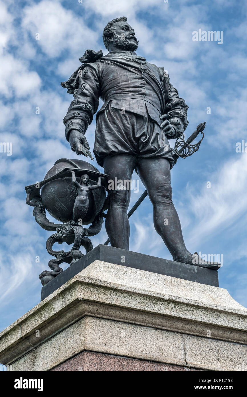 Die berühmte Statue von Sir Francis Drake steht mit Blick aufs Meer auf