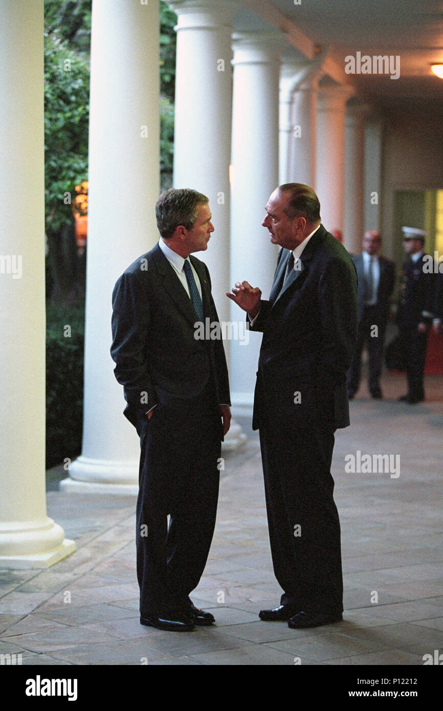 Präsident George W. Bush Gespräche mit Präsident Jacques Chirac aus Frankreich Dienstag, Sept. 18, 2001, auf die Kolonnade im Weißen Haus. Stockfoto