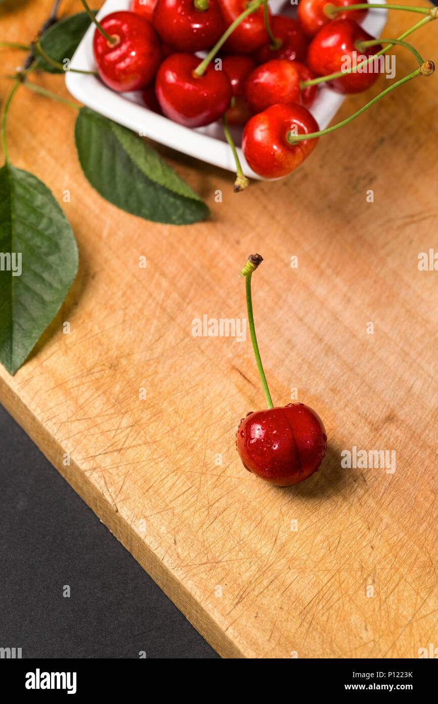 Cherry Red auf der hölzernen countertop Stockfoto