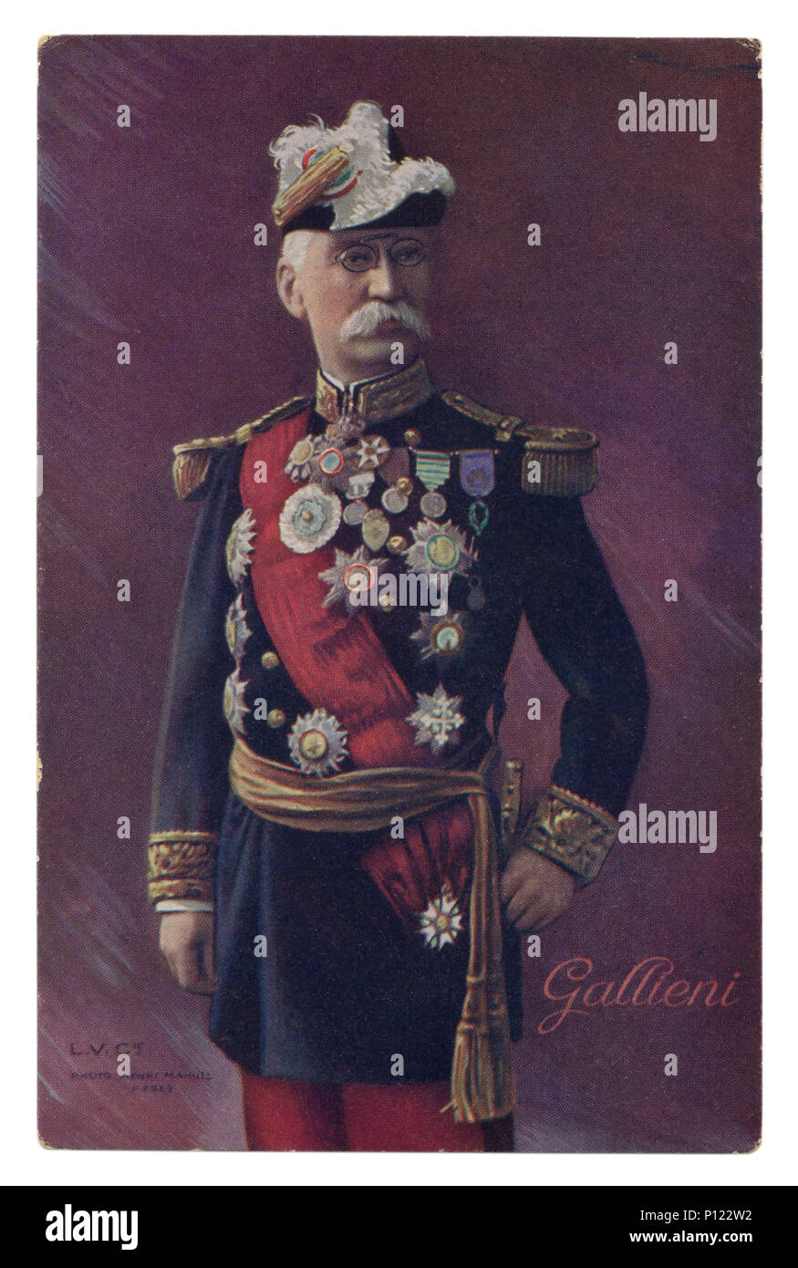 Französisch Historische Postkarte: General Gallieni in der vorderen Uniform mit vielen Auszeichnungen und ein rotes Band mit einem Schwert. Erster Weltkrieg 1914-1918 Stockfoto