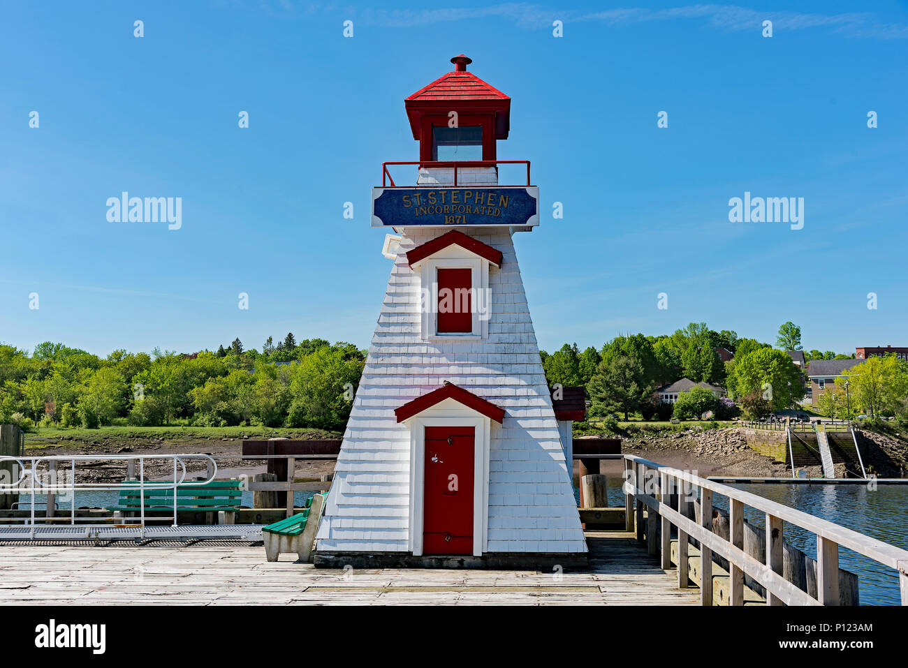 St. Stephan Leuchtturm auf Pier an der St. Croix River direkt gegenüber von Calais, Maine. Stockfoto