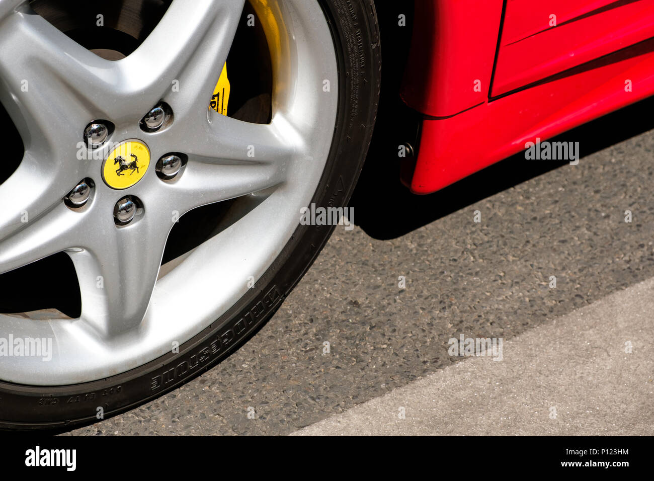 Berlin, Deutschland - Juni 09, 2018: Nahaufnahme von einem Autoreifen mit Ferrari Logo Design/Marke bei Oldtimer Automobile und Oldtimer Veranstaltung in Berlin, G Stockfoto