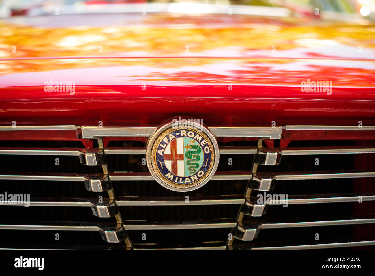 Berlin, Deutschland - Juni 09, 2018: Auto design detail und ALFA ROMEO Logo/Markennamen auf Grill closeup an Oldtimer Automobil Veranstaltung in Berlin Stockfoto