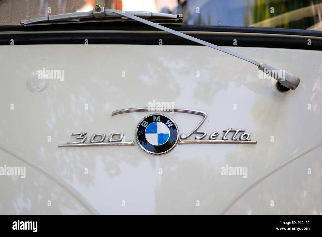 Berlin, Deutschland - Juni 09, 2018: Auto design Details und Logo/Marke Detailansicht der BMW Isetta 300 bei Oldtimer Automobil Veranstaltung in Berlin Stockfoto
