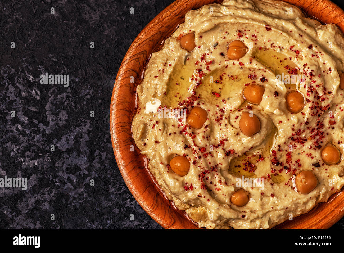 Klassische Hummus mit Petersilie auf die Platte und Fladenbrot. Stockfoto